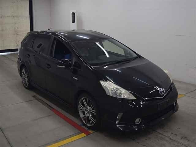 70090 Toyota Prius alpha ZVW41W 2012 г. (MIRIVE Osaka)